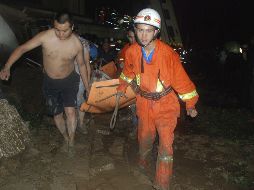 Efectivos del cuerpo de rescate ayudan a las víctimas del accidente. EFE  /