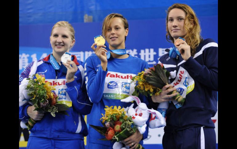 Federica Pelligrini (centro) Rebecca Adlington (izq) y Camille Mufat (der) los tres primeros lugares en los 400 metros libres. AFP  /
