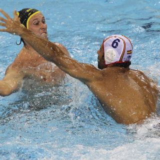 España sufre pero llega a los cuartos en waterpolo