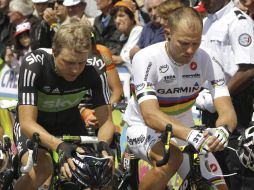 Edvald Boasson y Thor Hushovd durante el momento de silencio por la memoria de las víctimas del país nórdico. AP  /