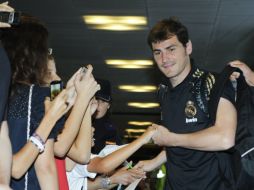 El portero del Real Madrid, Iker Casillas saluda a su llegada junto con el equipo madridista, al aeropuerto de Barajas. EFE  /