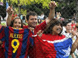 Los aficionados reciben al delantero chileno Alexis Sánchez, primer fichaje del FC Barcelona. EFE  /