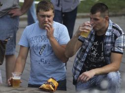 Alguien que bebe alcohol adulterado puede experimentar desde un dolor de cabeza hasta la ceguera permanente o la muerte. EFE  /