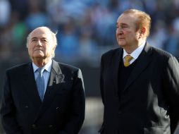 El presidente de la FIFA Joseph Blatter (izq) y el presidente de Conmebol Nicolás Leoz, al inicio de la final de la Copa América. EFE  /