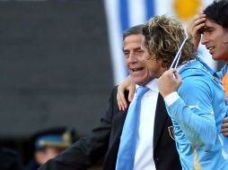 El jugador de la Selección de Uruguay Diego Forlán (D) festeja su gol con el entrenador Óscar Tabárez (I). EFE  /