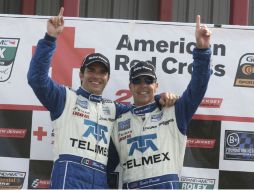 Memo Rojas (D) y Scott Pruett celebran después de ganar el American Red Cross 250. AFP  /