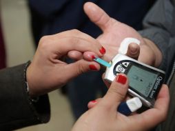 El médico Rogelio Gutiérrez desarrolla Diamefros Plus, actualmente un suplemento alimenticio. A. CAMACHO.  /