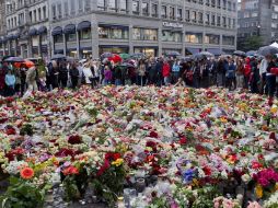 Flores en recuerdo de las víctimas de los atentados en Noruega. Anders Behring Breivik admitió ser el único autor de los ataques. EFE  /