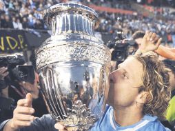 Diego Forlán besa el trofeo que tardó más de 16 años en volver a Uruguay. EFE  /