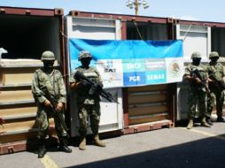 Elementos de la Marina-Armada resguardan los tres contenedores en Veracruz, procedentes de Huangpu, China. ESPECIAL  /