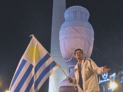 Los aficionados uruguayos festejaron en la Plaza de la República, junto al Obelisco, en Buenos Aires. EFE  /
