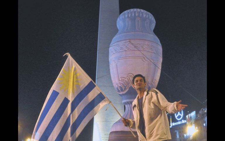 Los aficionados uruguayos festejaron en la Plaza de la República, junto al Obelisco, en Buenos Aires. EFE  /