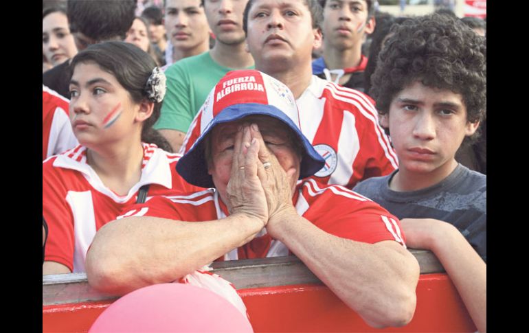 Aficionados de Paraguay no aguantaron el llanto tras ver perder a su Selección. REUTERS  /