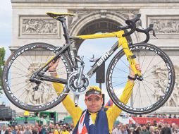 Cadel Evans levanta la herramienta con la que ganó su primer Tour de Francia a la edad de 34 años. AFP  /