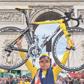 Cadel Evans gana un emotivo título del Tour de Francia