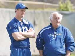 Esta imagen, Peyton Manning y el ex coordinador ofensivo de los Potros de Indianápolis, Tom Moore. AP  /