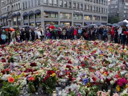Cientos de personas recordaron en la catedral de Oslo a las víctimas del doble atentado. EFE  /