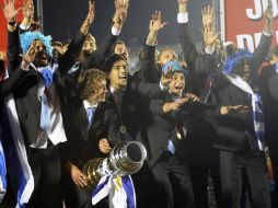Los jugadores de la Selección de Uruguay durante el homenaje que los recibió en el estadio Centenario de Montevideo  /