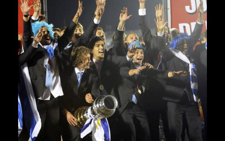 Los jugadores de la Selección de Uruguay durante el homenaje que los recibió en el estadio Centenario de Montevideo  /