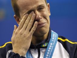 El brasileño Cesar Cielo Filho llora en el el podio tras ganar el oro que coloca a su país en el quinto lugar del medallero. EFE  /