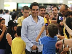 El ciclista español rodeado de seguidores a su llegada al aeropuerto, tras concluir ayer el Tour de Francia. AFP  /