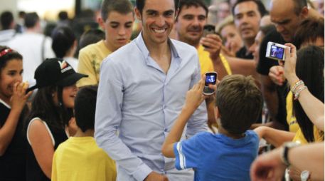 El ciclista español rodeado de seguidores a su llegada al aeropuerto, tras concluir ayer el Tour de Francia. AFP  /