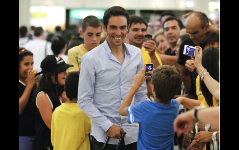 El ciclista español rodeado de seguidores a su llegada al aeropuerto, tras concluir ayer el Tour de Francia. AFP  /