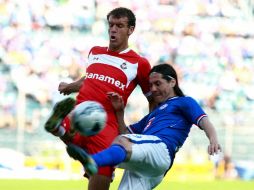 Diego Novaretti de Toluca (I) y Hugo Droguett de Cruz Azul (D), durante juego de la semana 11 de Clausura 2011. MEXSPORT  /