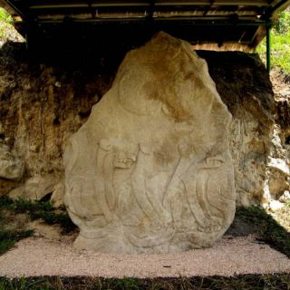 Arqueólogos descubren un relieve olmeca de dos mil 800 años de antigüedad
