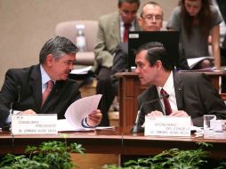 El consejero presidente del Instituto, Leonardo Valdés (izq.), dialoga con el secretario ejecutivo, Edmundo Molina. EL UNIVERSAL  /