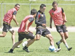 Miguel Zepeda (centro) cargará de nueva cuenta con el peso del cuadro universitario. S. NÚÑEZ  /