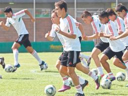 Érick Torres (centro) conduce el esférico en la práctica del Tricolor Sub-20. MEXSPORT  /
