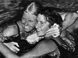 Chris von Saltza (izquierda), nadadora estadounidense. ESPECIAL  /