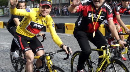 Después de haber ganado el Tour Cadel Evans celebra junto con Andy Reahs. REUTERS  /