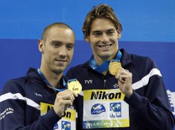 Jeremy Stravius y Camille Lacourt muestran sus medallas de oro que ganaron tras terminar la prueba al mismo tiempo. EFE  /