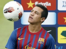 El jugador chileno da unos toques al balón durante la presentación del Barcelona. EFE  /