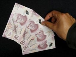 El peso mexicano inicia con una ganancia de 0.39 por ciento, respecto a la sesión anterior, al cotizar en 11.5591 pesos. ARCHIVO  /