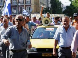 Cerca de ocho mil personas tomaron la plaza Syntagma para protestar contra la liberalización de sector. EFE  /