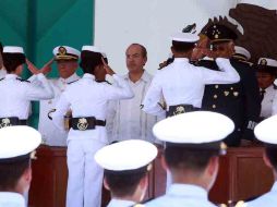 Francisco Saynez (izq.), el Presidente Felipe Calderón y Guilermo Galván en la ceremonia de graduación de marinos. EL UNIVERSAL  /