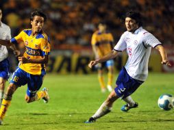 Lucas Lobos (i) de Tigres disputa el balón con Waldo Ponce (d) durante la primer jornada del Apertura 2011. EFE  /