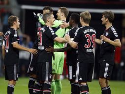 El portero Manuel Neuer (C), celebra con el resto del equipo el triunfo del Munich. REUTERS  /