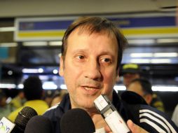 El jugador de Pumas Efraín Velarde (d) disputa el balón con Isai Arredondo (i), de San Luis. EFE  /