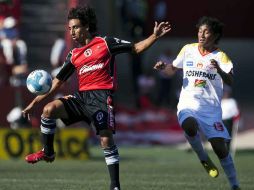 Fernando Arce (I) de Tijuana pelea por el balón con Kalu Gastelum (D) de Morelia en l aprimer jornada del Apertura. AFP  /