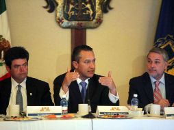 Francisco Blake Mora evitó ser entrevistado por los medios de comunicación tras la reunión con Emilio González. ESPECIAL  /