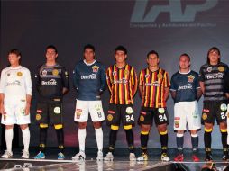Jugadores modelan el nuevo uniforme. E. BARRERA  /