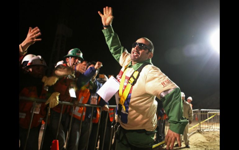 Mario Sepúlveda, uno de los 33 mineros rescatados en Atacama, al momento de salir de la mina. AP  /