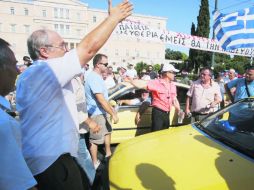 Taxistas protestan afuera del Parlamento griego contra planes para liberar el sector del transporte. ARCHIVO  /
