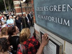 Personas se agolpan a la entrada del crematorio Golders Green, donde se despidieron los restos de la cantante Amy Winehouse. EFE  /