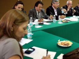 Diputados del PRI durante la reunión con un grupo ciudadano, que pide periodo extraordinario en el Congreso. EL UNIVERSAL  /