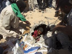 Un hombre mira por una abertura en lo que fue un edificio de suministros médicos. REUTERS  /